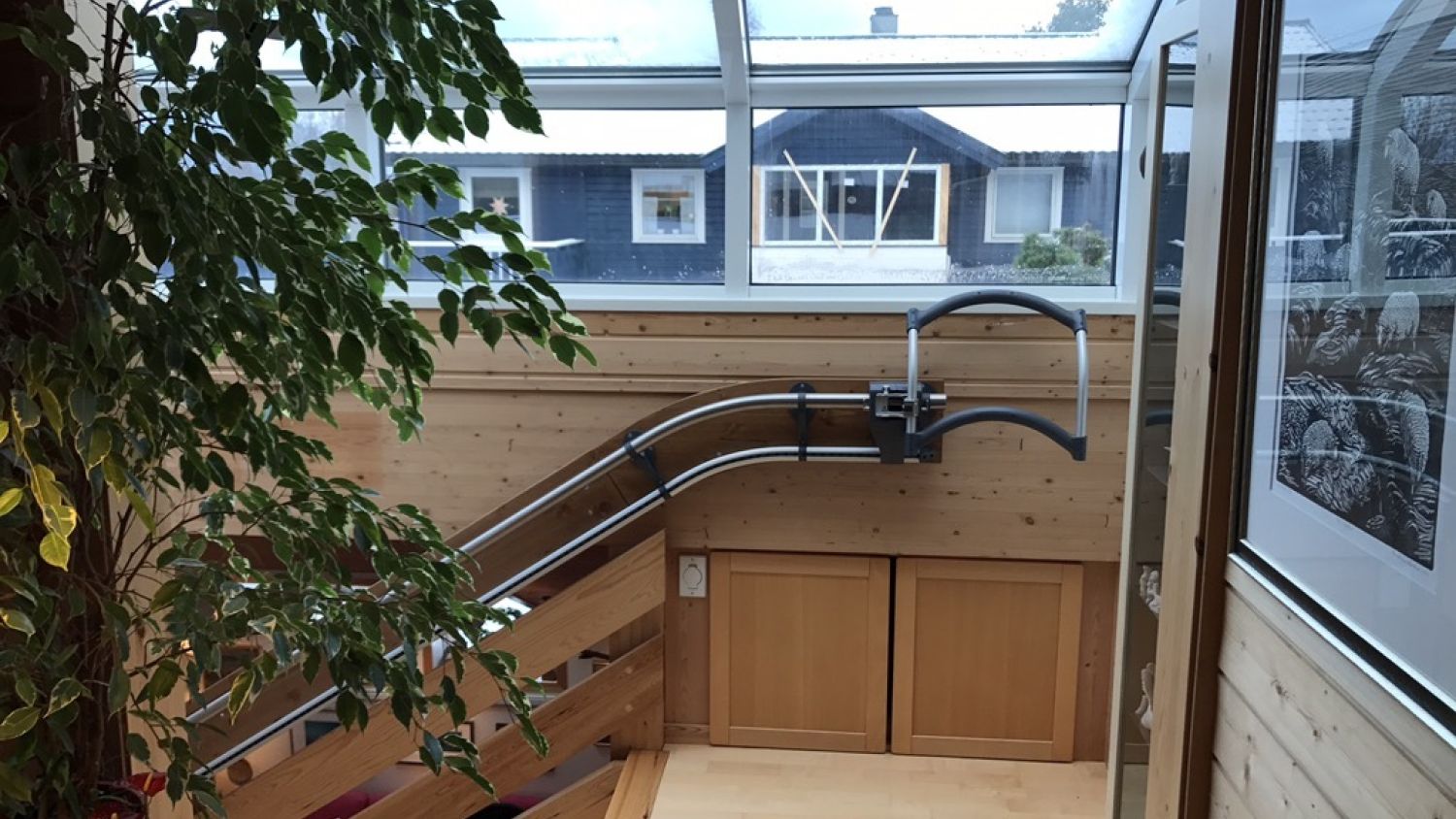 La ayuda para escaleras AssiStep se puede instalar en escaleras rectas y escaleras con curvas